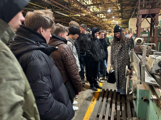 Студенты группы 103,107 и 104 посетили легендарный завод ЧТЗ-Уралтрак